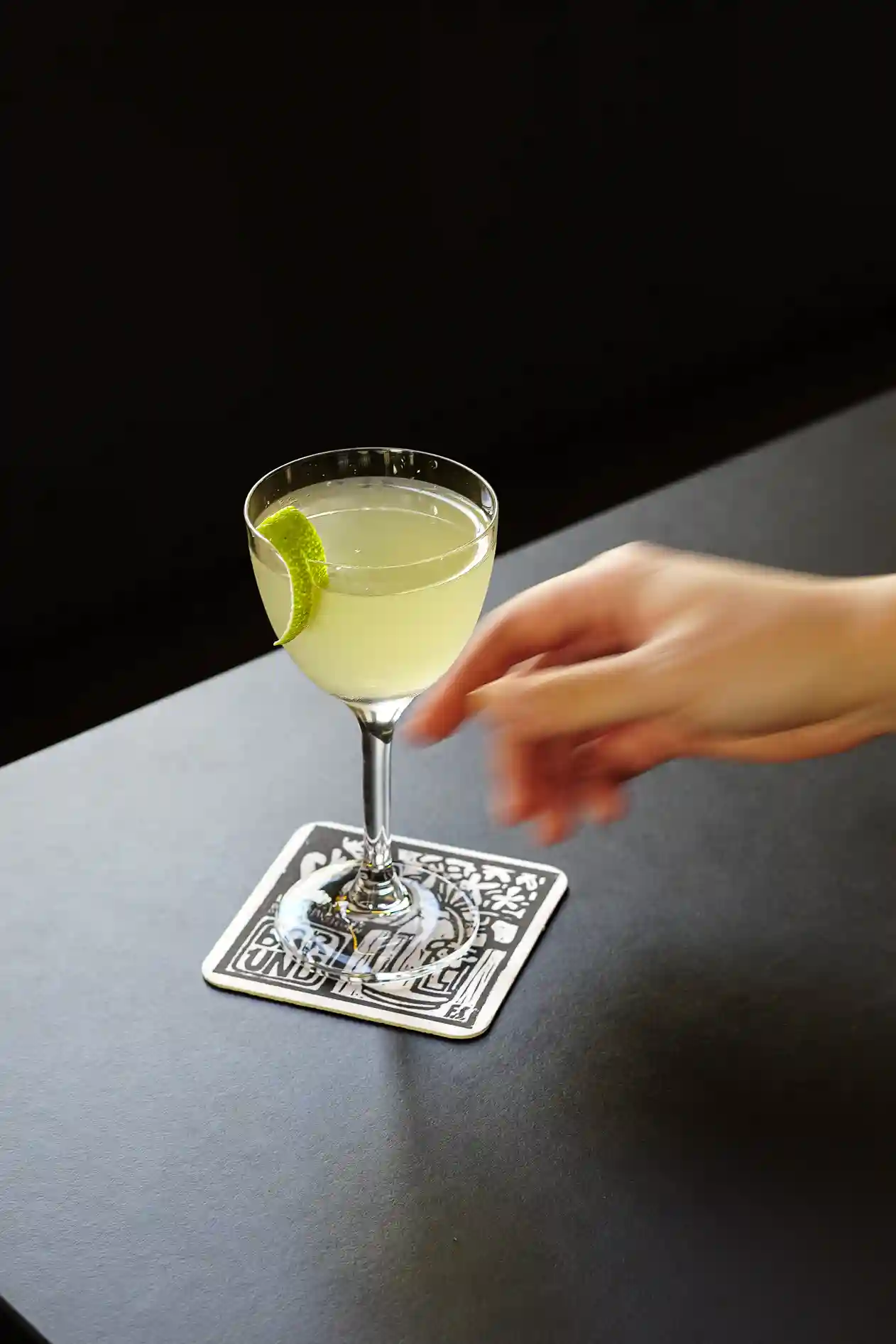 Jemand greift nach einem leckeren Cocktail